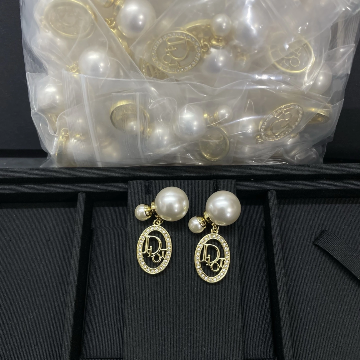Dior(ディオール / Dior)新作椭ラウンドフルパヴェレターパールピアス