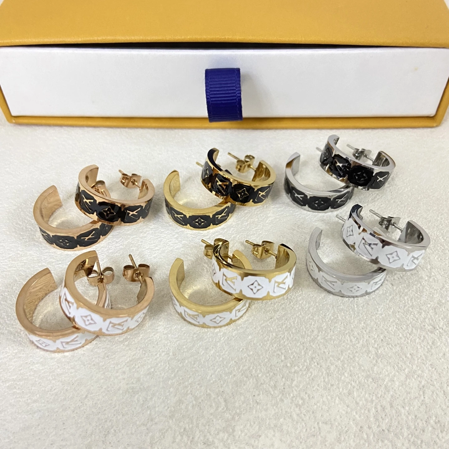 Lvピアス LVEDZ0011-044新作レターエナメルピアス 品番:BZ2101.30286