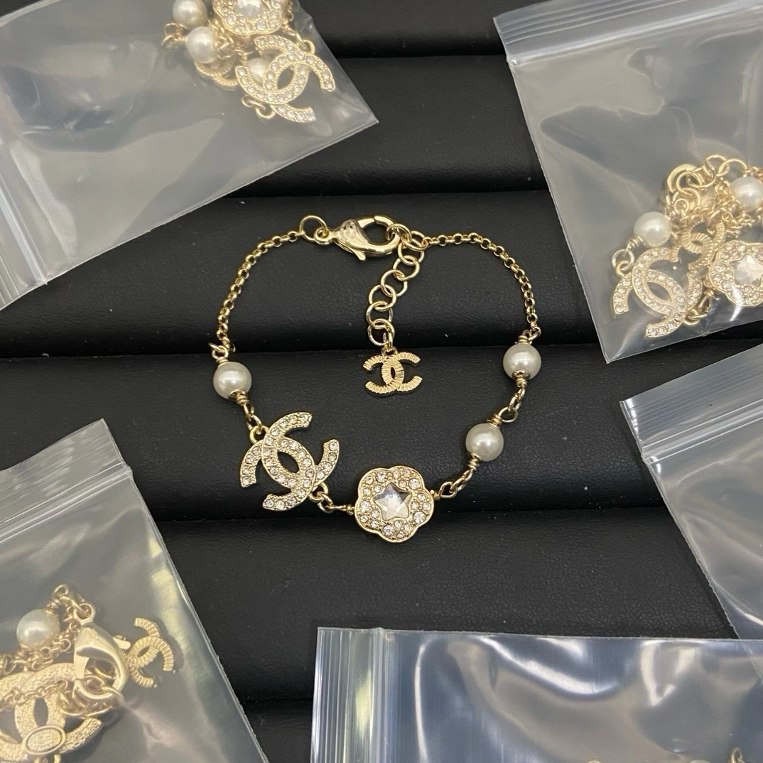 Chanel(シャネル / Chanel)Chanel(シャネル / Chanel)双Cフラワーブレスレット入荷