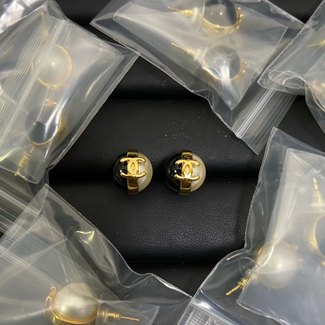 Chanel（シャネル / Chanel）Chanel（シャネル / Chanel）26pモノクロパールピアス入荷