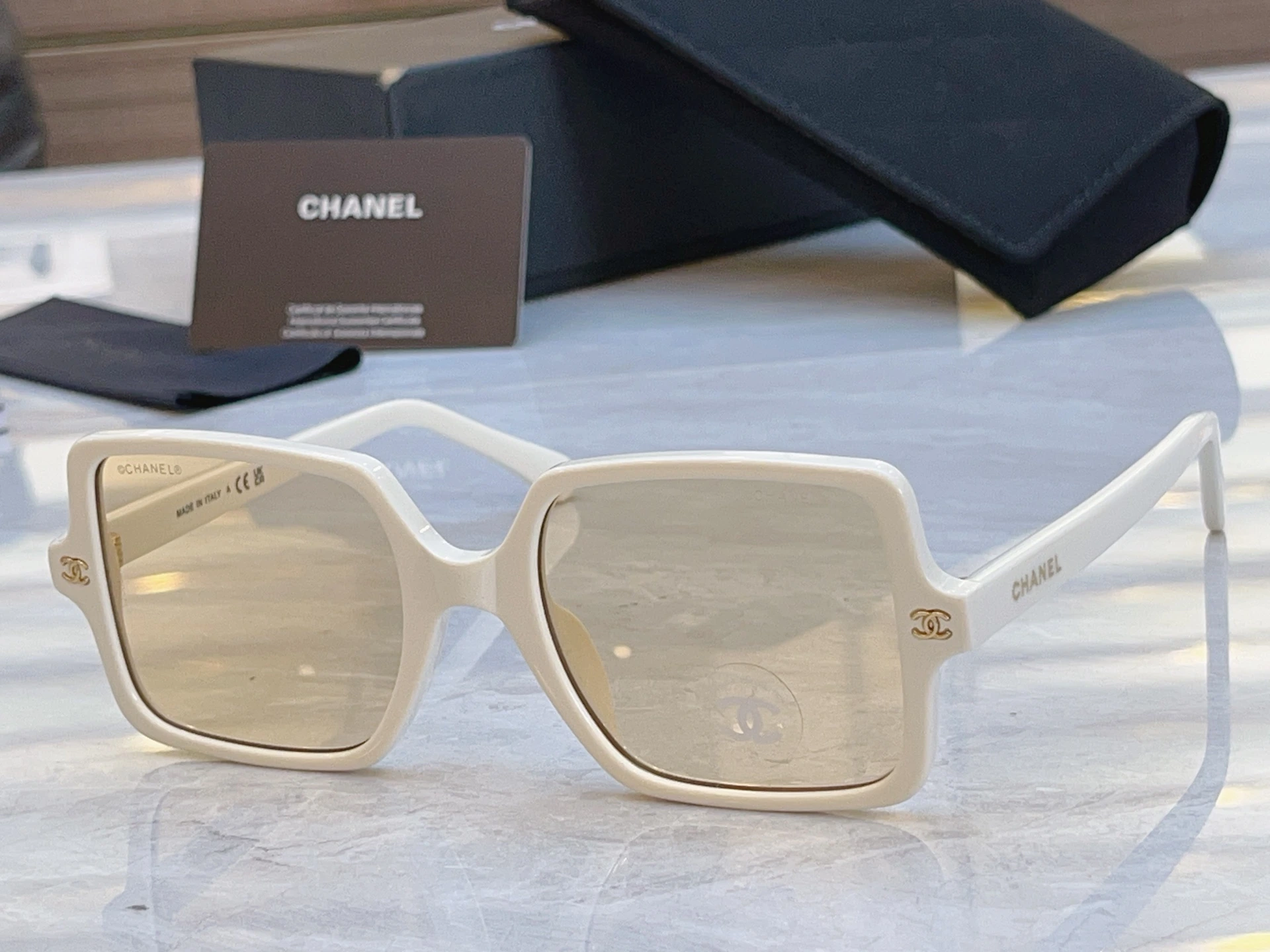 CHANEL MODEL サングラス