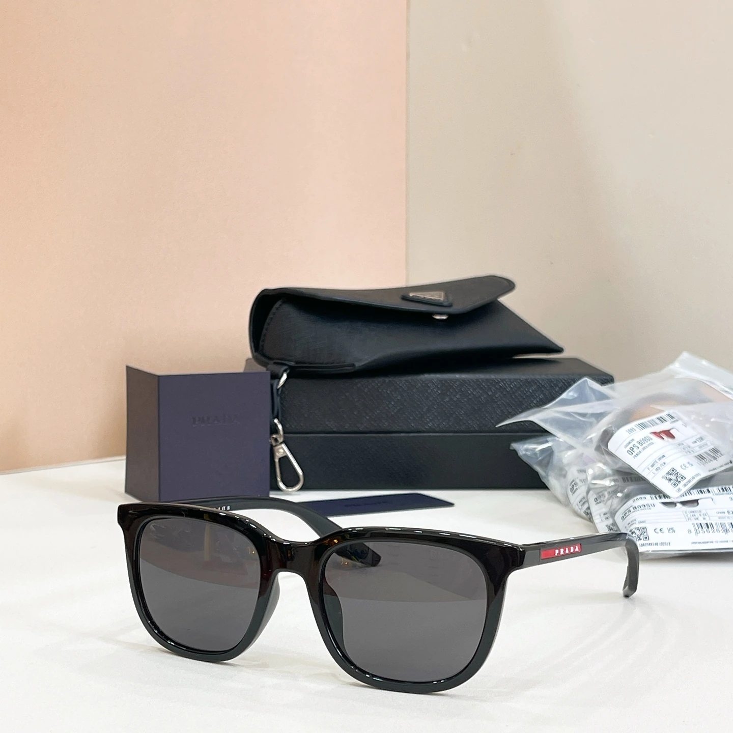Prada MODEL サングラス