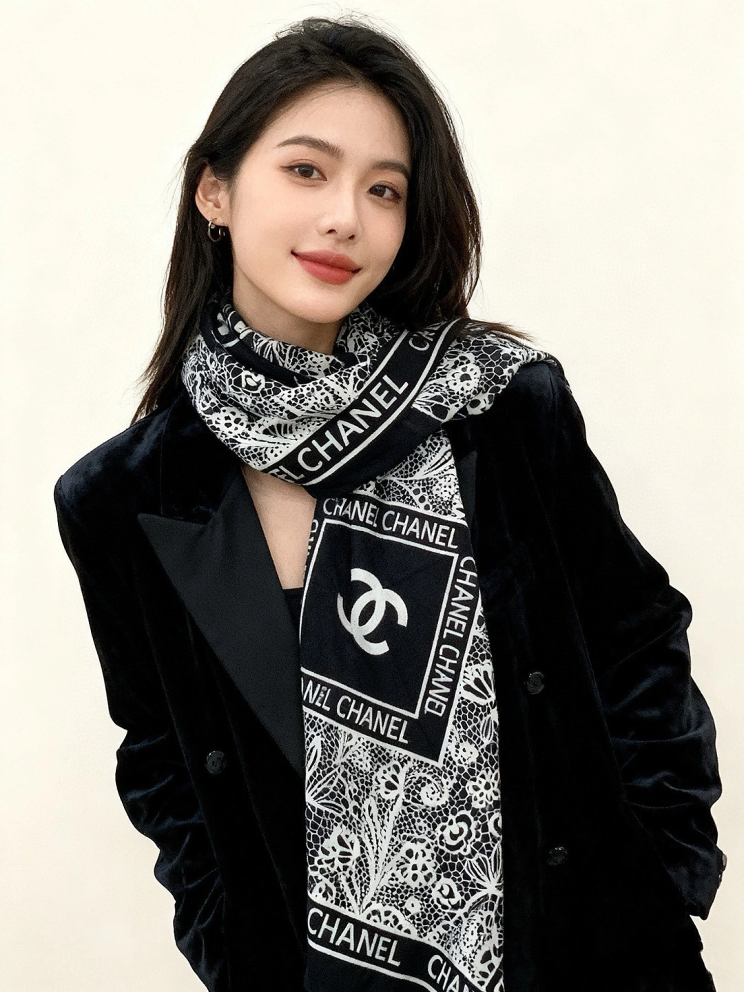 卸 。CHANEL(シャネル) ショール。素材:シルク30%・カシミヤ70%。仕様:リバーシブル。サイズ:135×135cm。首元や肩掛けなど幅広いスタイリングに使いやすいデザインです
