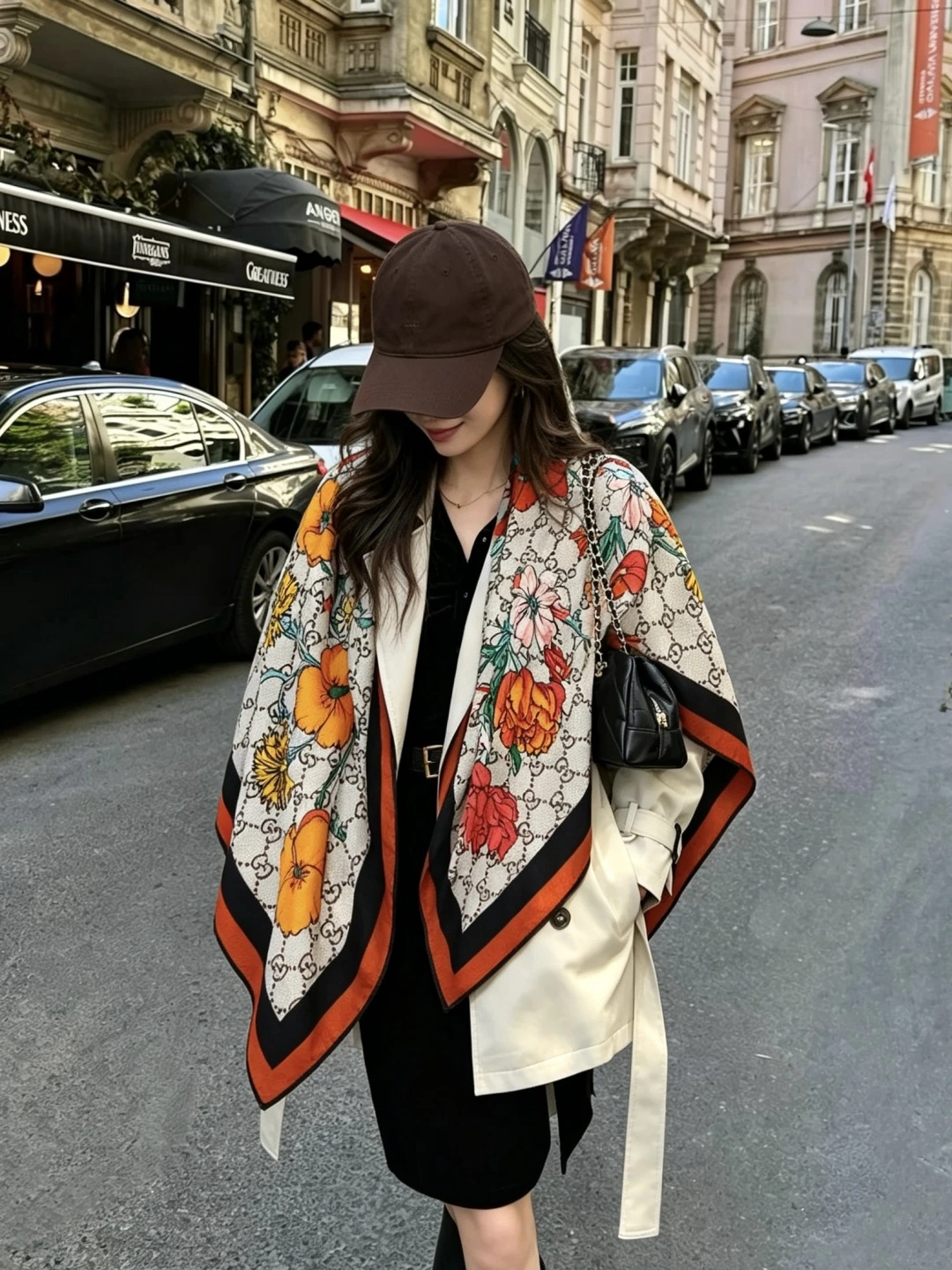 卸 。GUCCI(グッチ) スクエアスカーフ。カラー:ホワイト。仕様:リバーシブル・プリント。サイズ:140×140cm。首元や肩掛けなど幅広いスタイリングに使いやすいデザインです