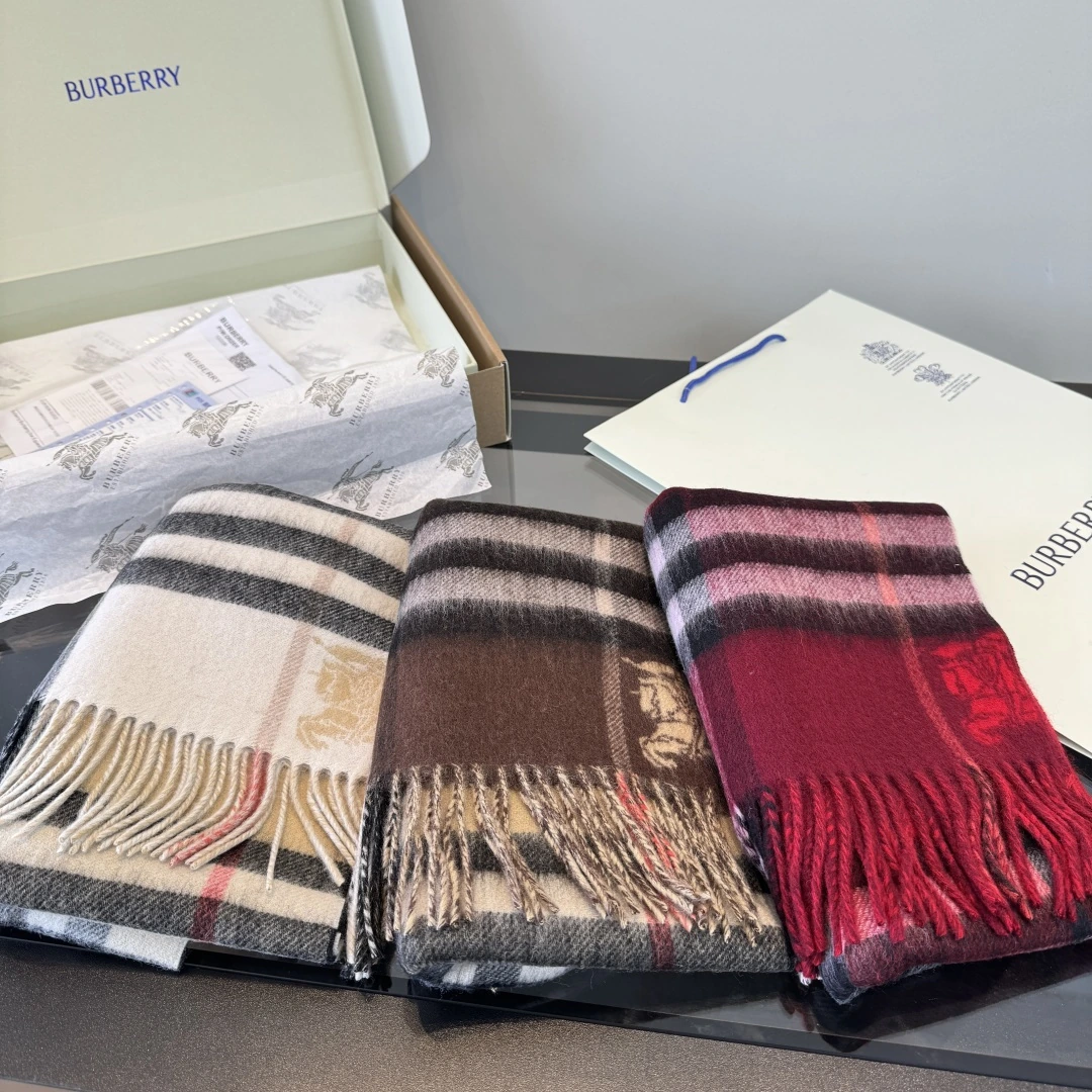 卸 。Burberry(バーバリー) マフラー。仕様:リバーシブル。サイズ:180×30cm。首元や肩掛けなど幅広いスタイリングに使いやすいデザインです