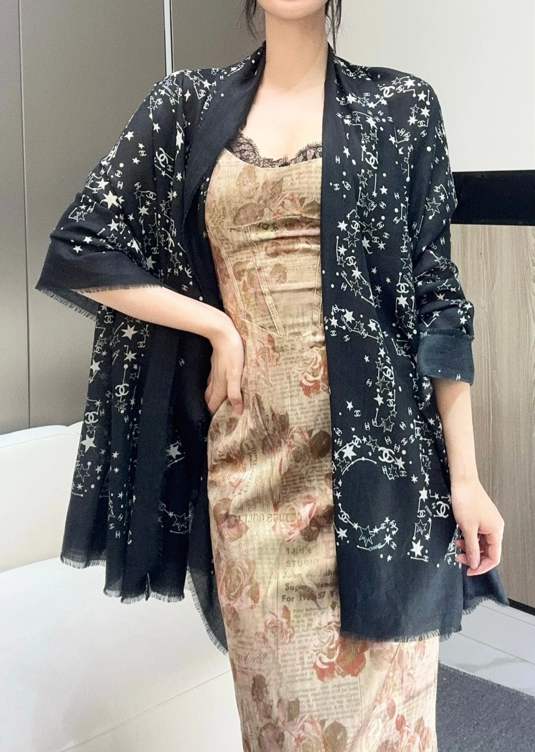 卸 。CHANEL(シャネル) ショール。サイズ:100×200cm。首元や肩掛けなど幅広いスタイリングに使いやすいデザインです
