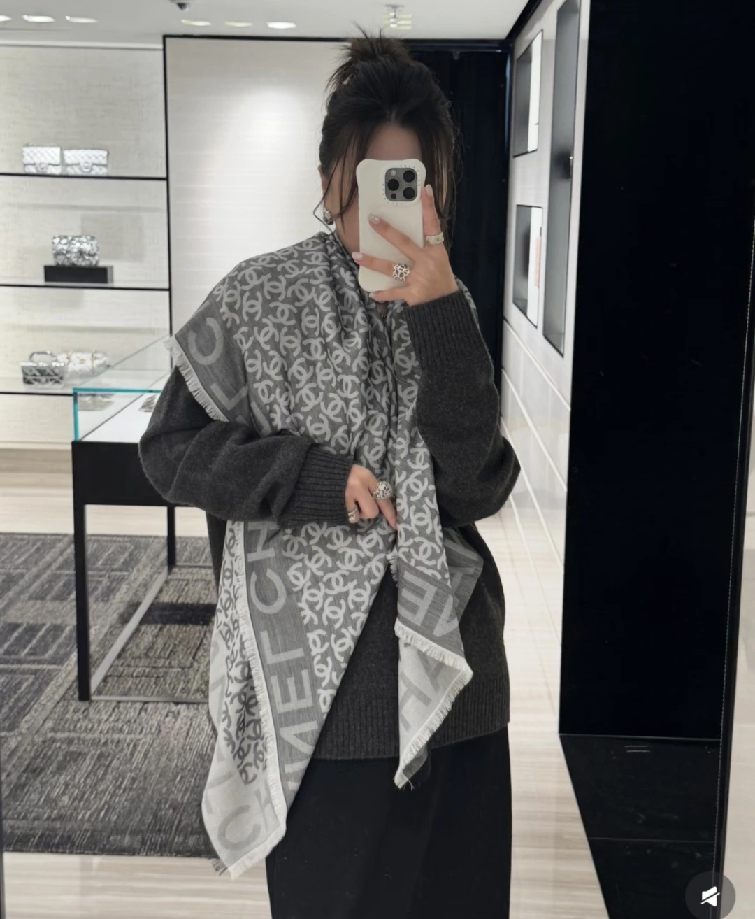 卸 。CHANEL(シャネル) ショール。モデル:16。素材:カシミヤ23%・シルク10%。カラー:ブラック・ホワイト・グレー。仕様:プリント・巻き・肩掛けの2WAY。サイズ:122×122cm。首元や肩掛けなど幅広いスタイリングに使いやすいデザインです