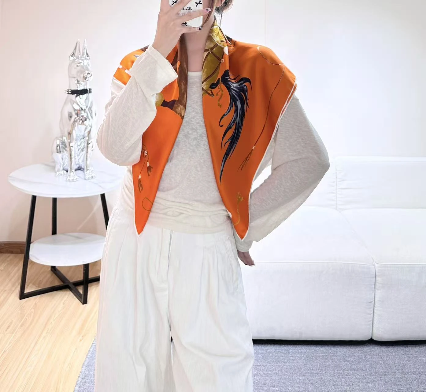 卸 。HERMÈS(エルメス) スクエアスカーフ。素材:シルク100%。サイズ:88.5×88.5cm。首元や肩掛けなど幅広いスタイリングに使いやすいデザインです
