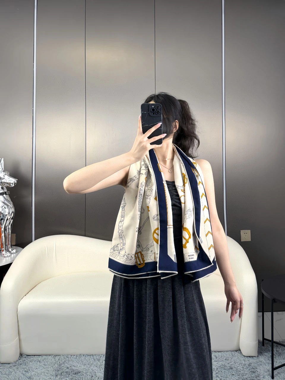 卸 。HERMÈS(エルメス) スクエアスカーフ。素材:カシミヤ70%・シルク30%。仕様:リバーシブル。ポイント:オリジナル仕様・上質仕様・新作。首元や肩掛けなど幅広いスタイリングに使いやすいデザインです