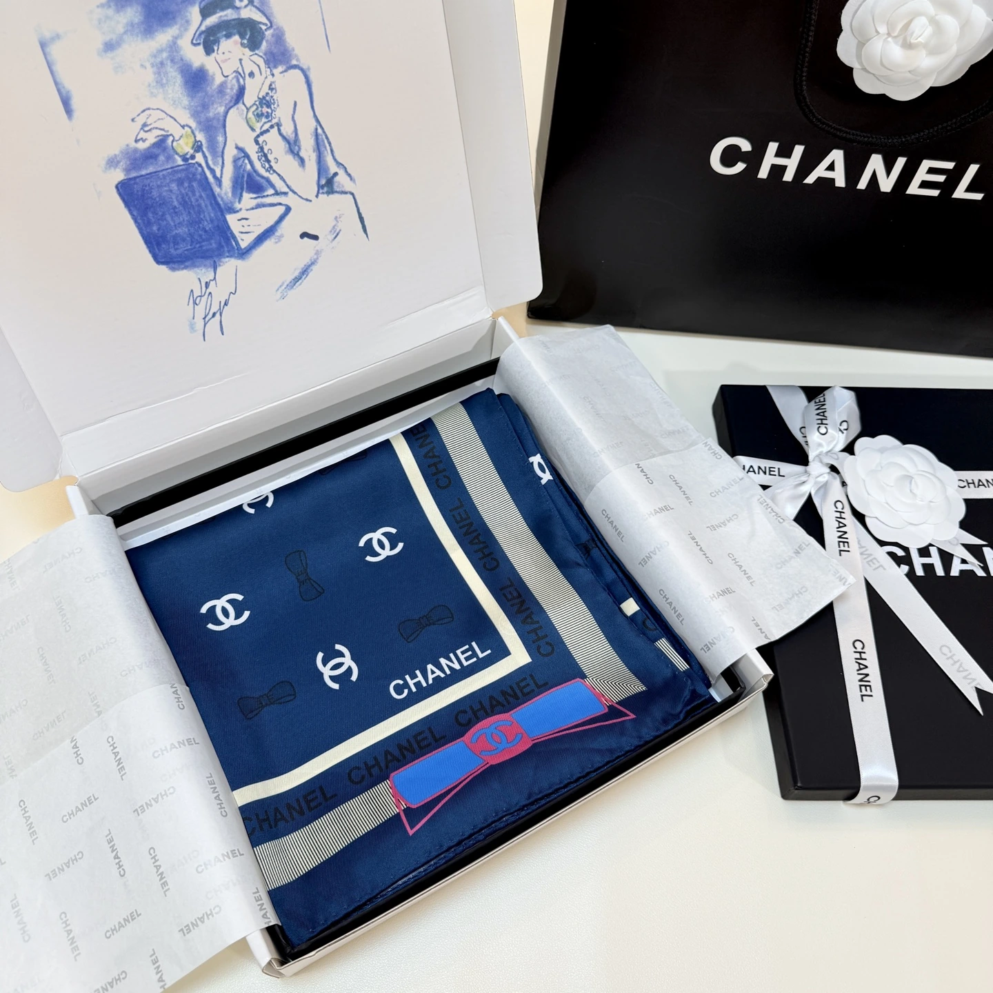 卸 。CHANEL(シャネル) スクエアスカーフ。素材:シルク100%。仕様:ジャカード。サイズ:90×90cm。首元や肩掛けなど幅広いスタイリングに使いやすいデザインです