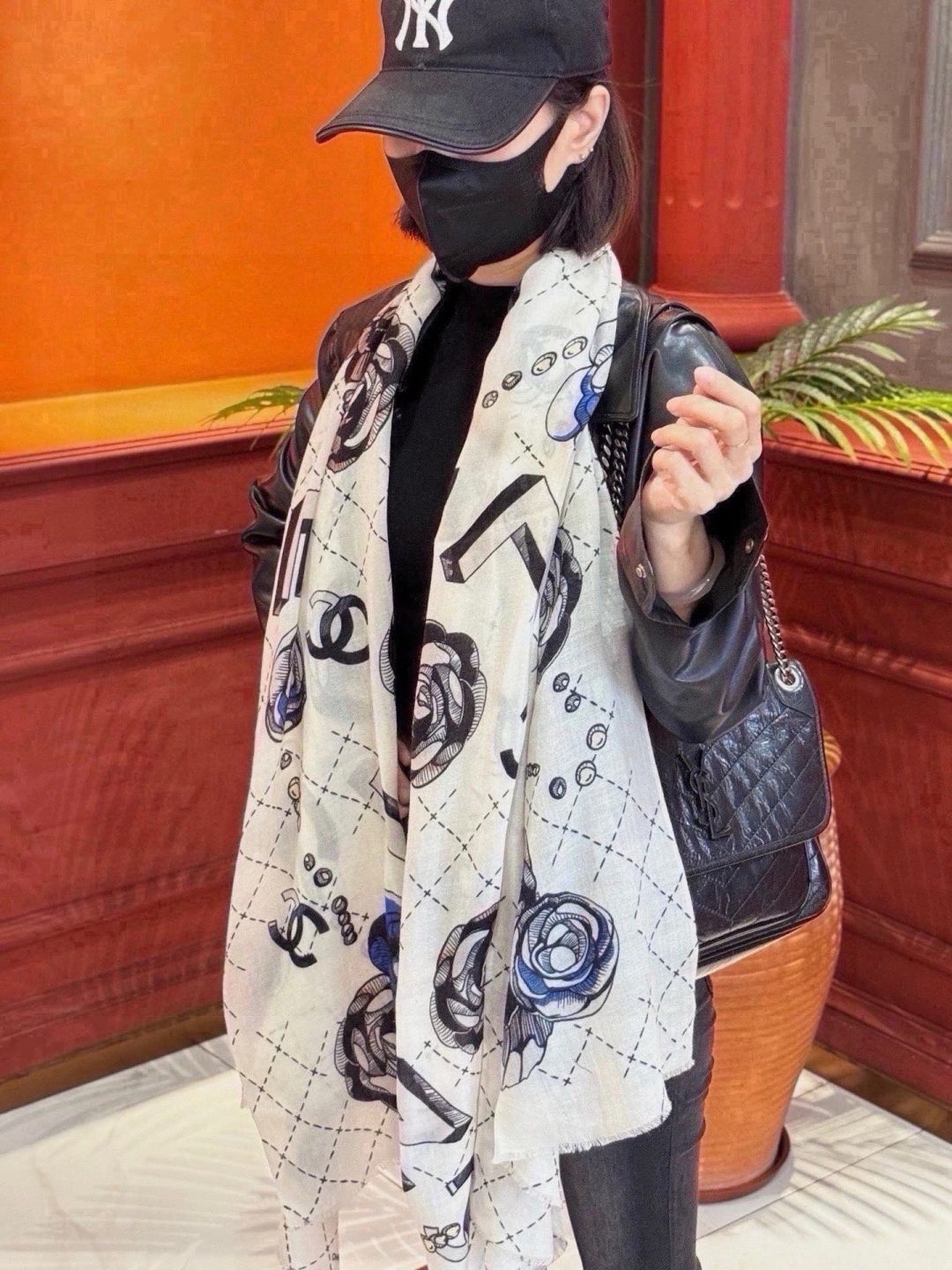 卸 。マフラー。素材:カシミヤ。仕様:プリント。サイズ:110×200cm。ポイント:上質仕様・新作。首元や肩掛けなど幅広いスタイリングに使いやすいデザインです