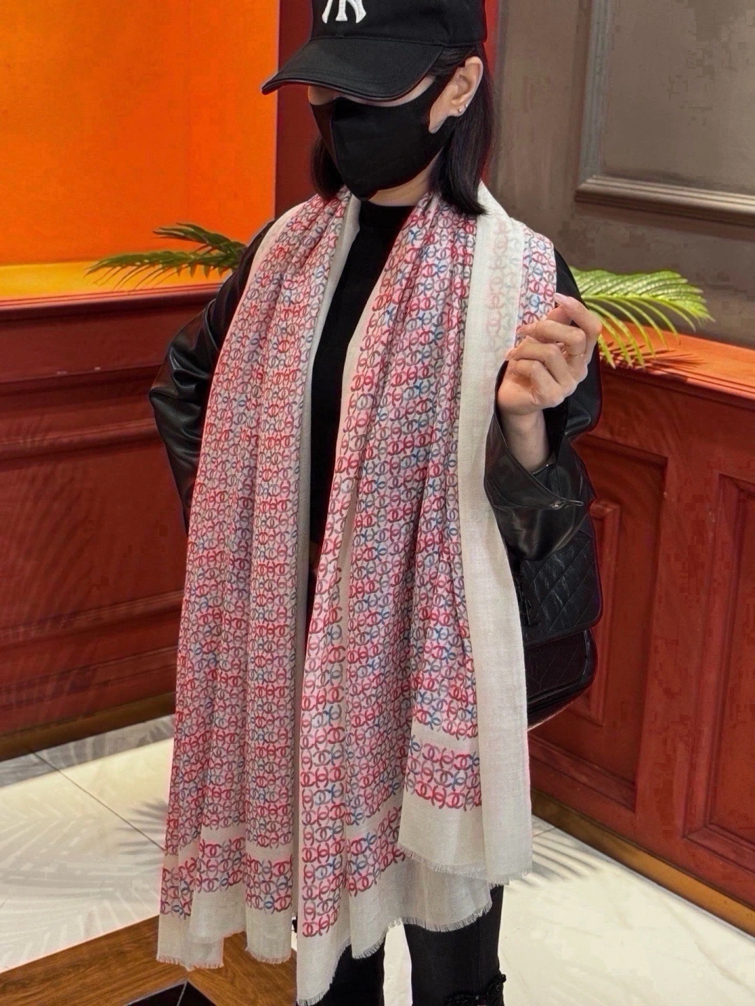 卸 。CHANEL(シャネル) マフラー。素材:カシミヤ。サイズ:100×200cm。ポイント:上質仕様・新作。首元や肩掛けなど幅広いスタイリングに使いやすいデザインです