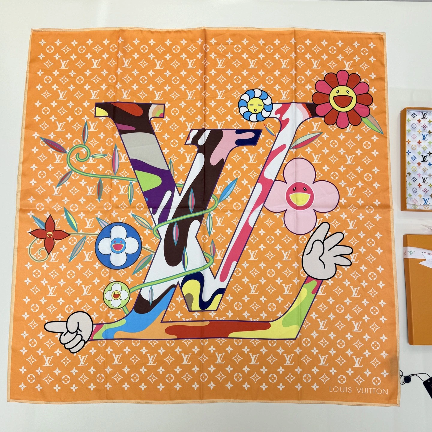 卸 。スクエアスカーフ。素材:シルク。サイズ:90×90cm。ポイント:新作。首元や肩掛けなど幅広いスタイリングに使いやすいデザインです