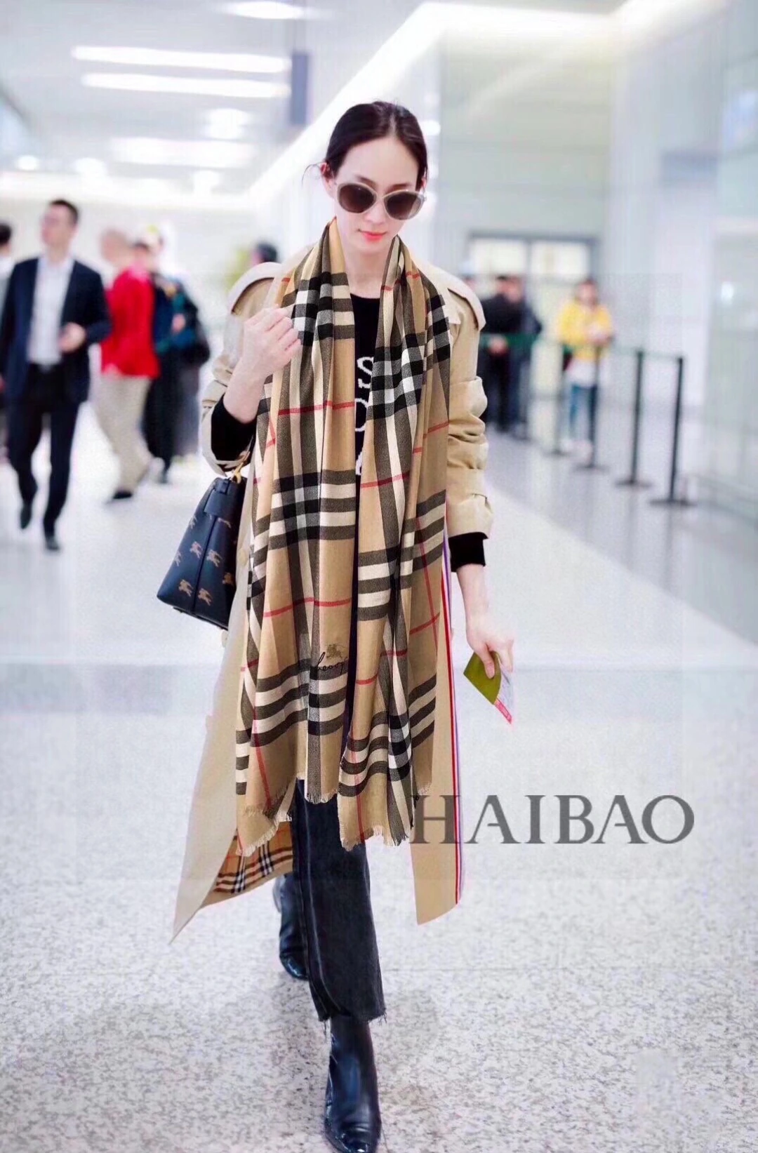 卸 。Burberry(バーバリー) マフラー/ショール。素材:カシミヤ100%。仕様:チェック柄。サイズ:70×220cm。ポイント:新作。首元や肩掛けなど幅広いスタイリングに使いやすいデザインです