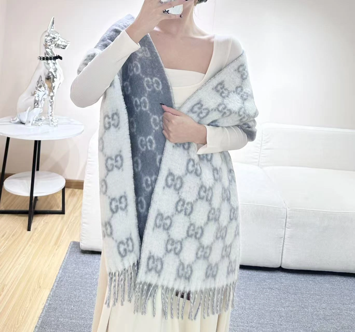 卸 。GUCCI(グッチ) マフラー。素材:ウール。仕様:ジャカード・フリンジ。ポイント:オリジナル仕様・新作。首元や肩掛けなど幅広いスタイリングに使いやすいデザインです