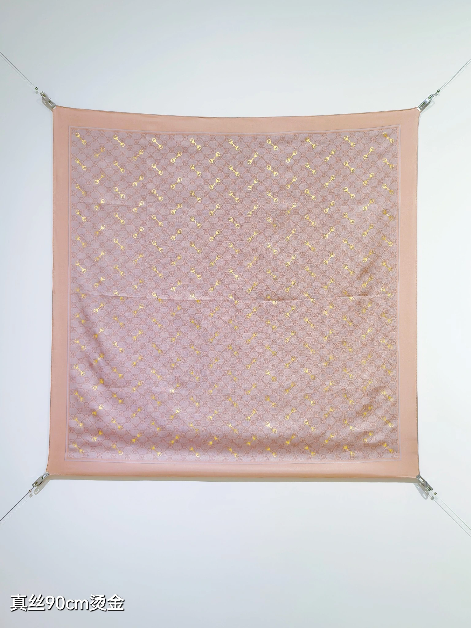 卸 。GUCCI(グッチ) マフラー/ショール。素材:シルク。サイズ:90×90cm。首元や肩掛けなど幅広いスタイリングに使いやすいデザインです