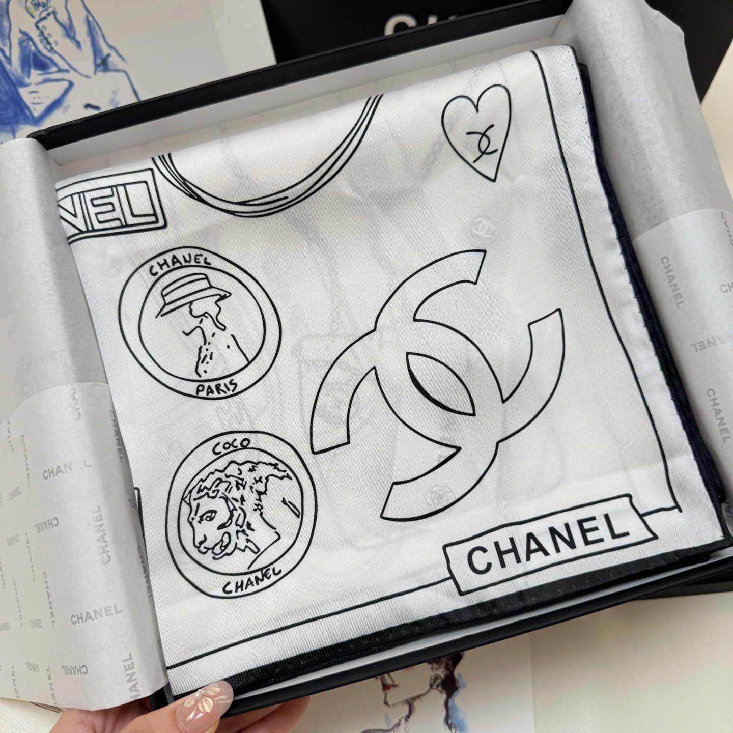 卸 。CHANEL(シャネル) スクエアスカーフ。素材:シルク。サイズ:90×90cm。首元や肩掛けなど幅広いスタイリングに使いやすいデザインです