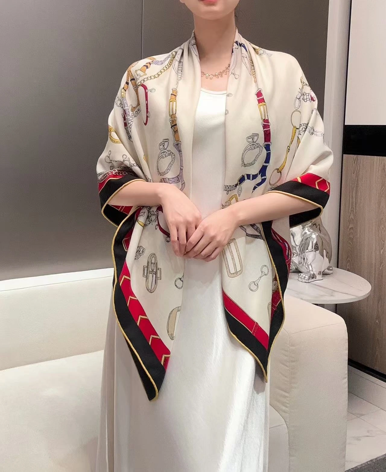 卸 。HERMÈS(エルメス) スクエアスカーフ。素材:カシミヤ70%・シルク30%。仕様:リバーシブル。ポイント:オリジナル仕様・上質仕様・新作。首元や肩掛けなど幅広いスタイリングに使いやすいデザインです
