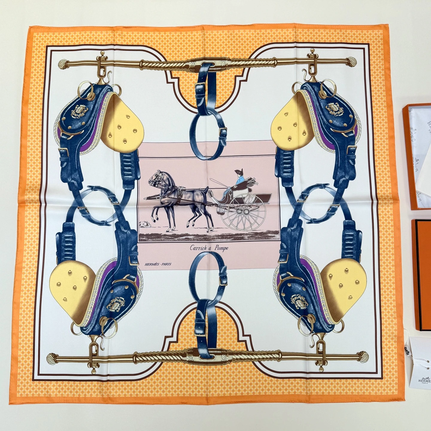 卸 。HERMÈS(エルメス) スクエアスカーフ。素材:シルク100%。サイズ:90×90cm。首元や肩掛けなど幅広いスタイリングに使いやすいデザインです