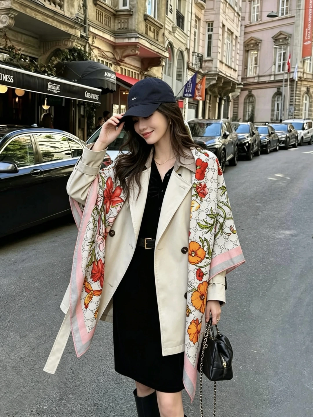 卸 。GUCCI(グッチ) スクエアスカーフ。カラー:ホワイト。仕様:リバーシブル・プリント。サイズ:140×140cm。首元や肩掛けなど幅広いスタイリングに使いやすいデザインです