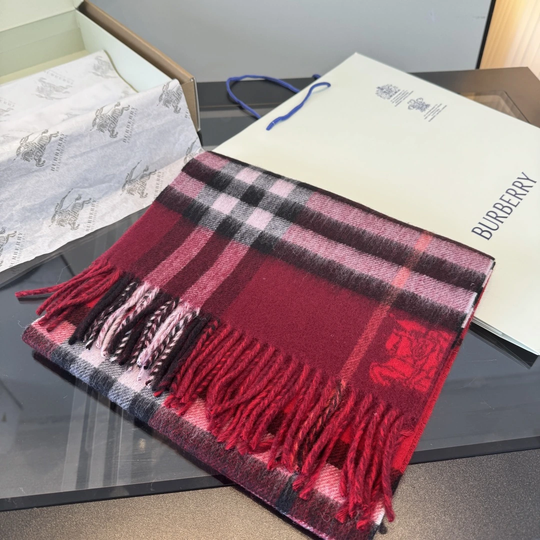 卸 。Burberry(バーバリー) マフラー。仕様:リバーシブル。サイズ:180×30cm。首元や肩掛けなど幅広いスタイリングに使いやすいデザインです