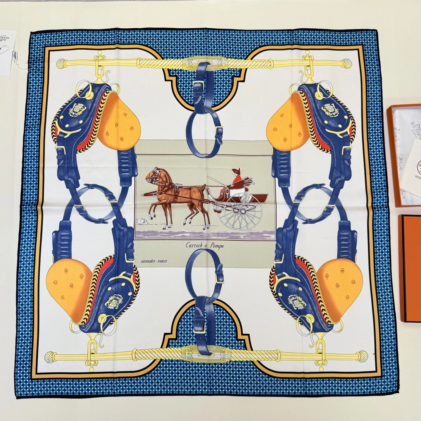卸 。HERMÈS(エルメス) スクエアスカーフ。素材:シルク100%。サイズ:90×90cm。首元や肩掛けなど幅広いスタイリングに使いやすいデザインです