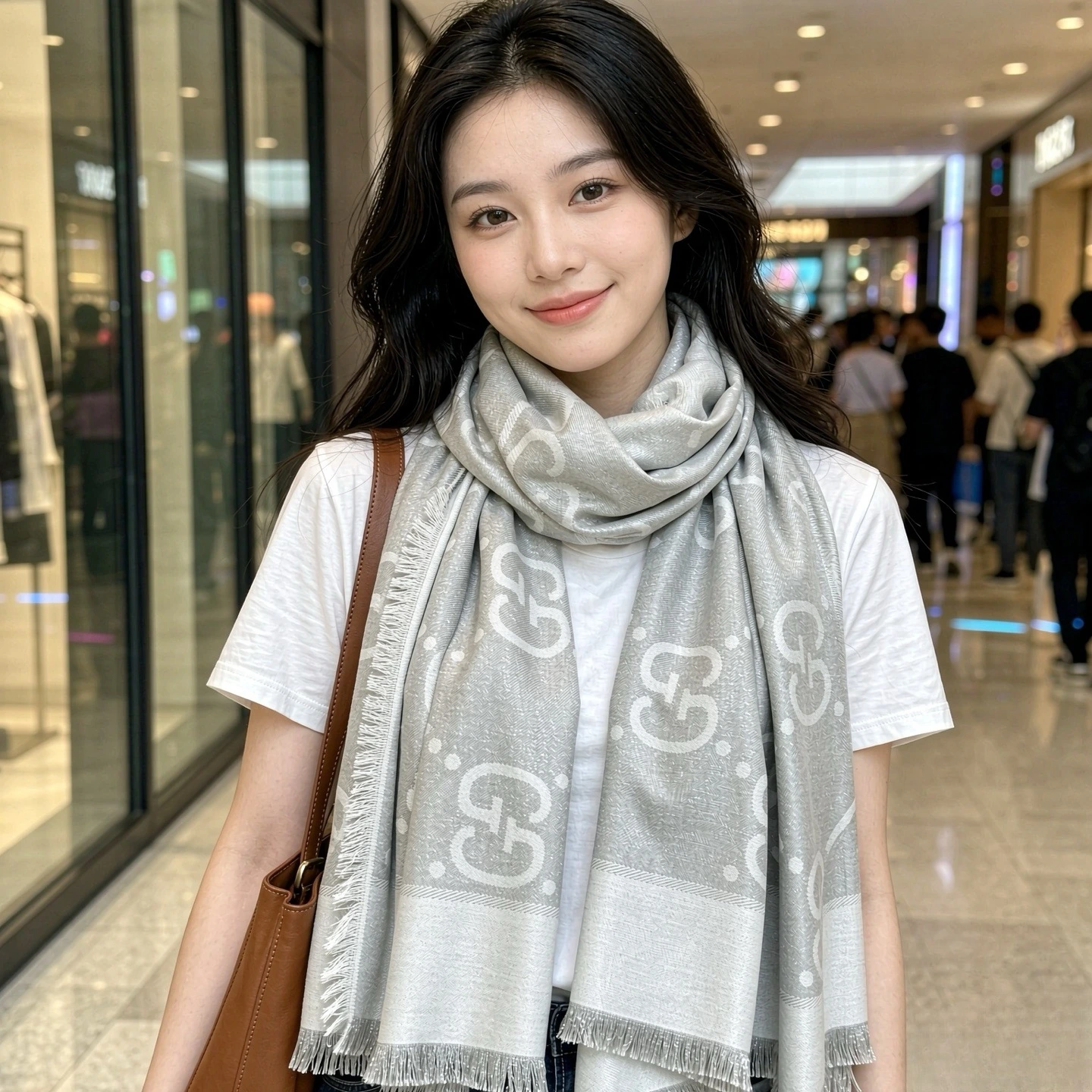 卸 。GUCCI(グッチ) ショール。素材:ビスコース32%・ウール24%・シルク11%。カラー:ホワイト。仕様:ジャカード・フリンジ・刺繍。サイズ:135×135cm。首元や肩掛けなど幅広いスタイリングに使いやすいデザインです