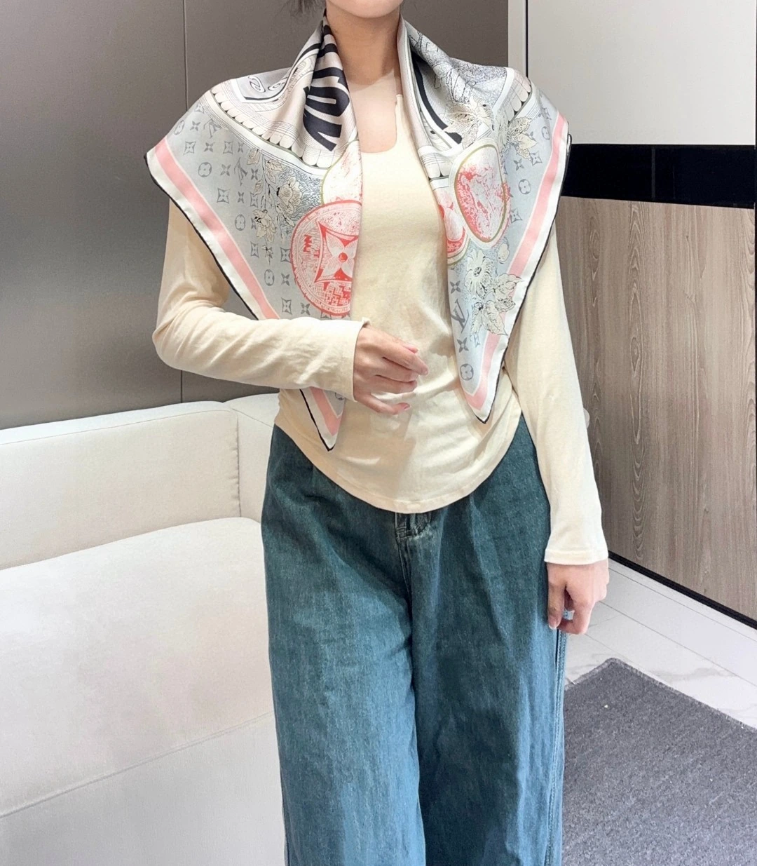 卸 。Louis Vuitton(ルイ・ヴィトン / LV) スクエアスカーフ。素材:シルク。仕様:Monogram。サイズ:90×90cm。ポイント:オリジナル仕様。首元や肩掛けなど幅広いスタイリングに使いやすいデザインです