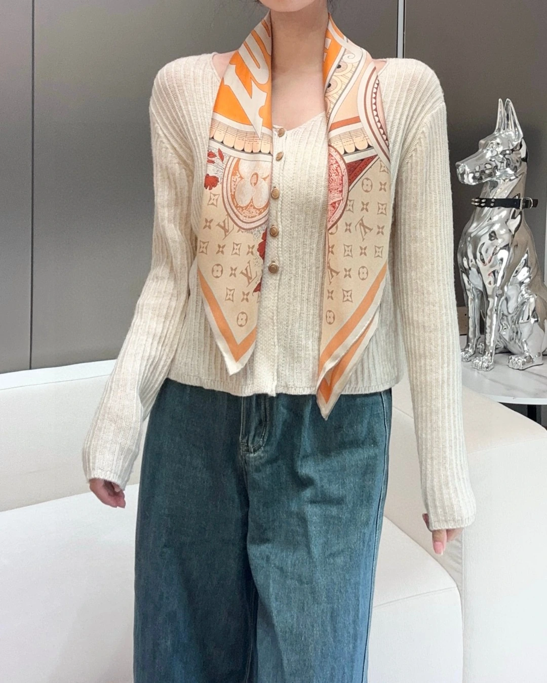 卸 。Louis Vuitton(ルイ・ヴィトン / LV) スクエアスカーフ。素材:シルク。仕様:Monogram。サイズ:90×90cm。ポイント:オリジナル仕様。首元や肩掛けなど幅広いスタイリングに使いやすいデザインです