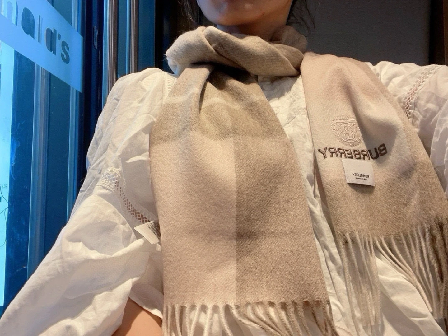 卸 。Burberry(バーバリー) マフラー。モデル:16。素材:カシミヤ100%。サイズ:30×168cm。首元や肩掛けなど幅広いスタイリングに使いやすいデザインです