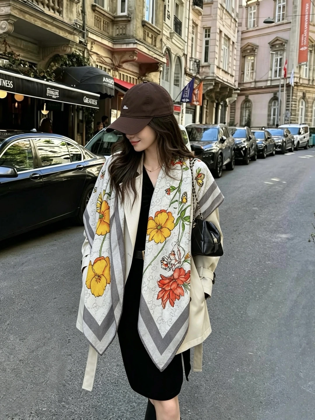卸 。GUCCI(グッチ) スクエアスカーフ。カラー:ホワイト。仕様:リバーシブル・プリント。サイズ:140×140cm。首元や肩掛けなど幅広いスタイリングに使いやすいデザインです
