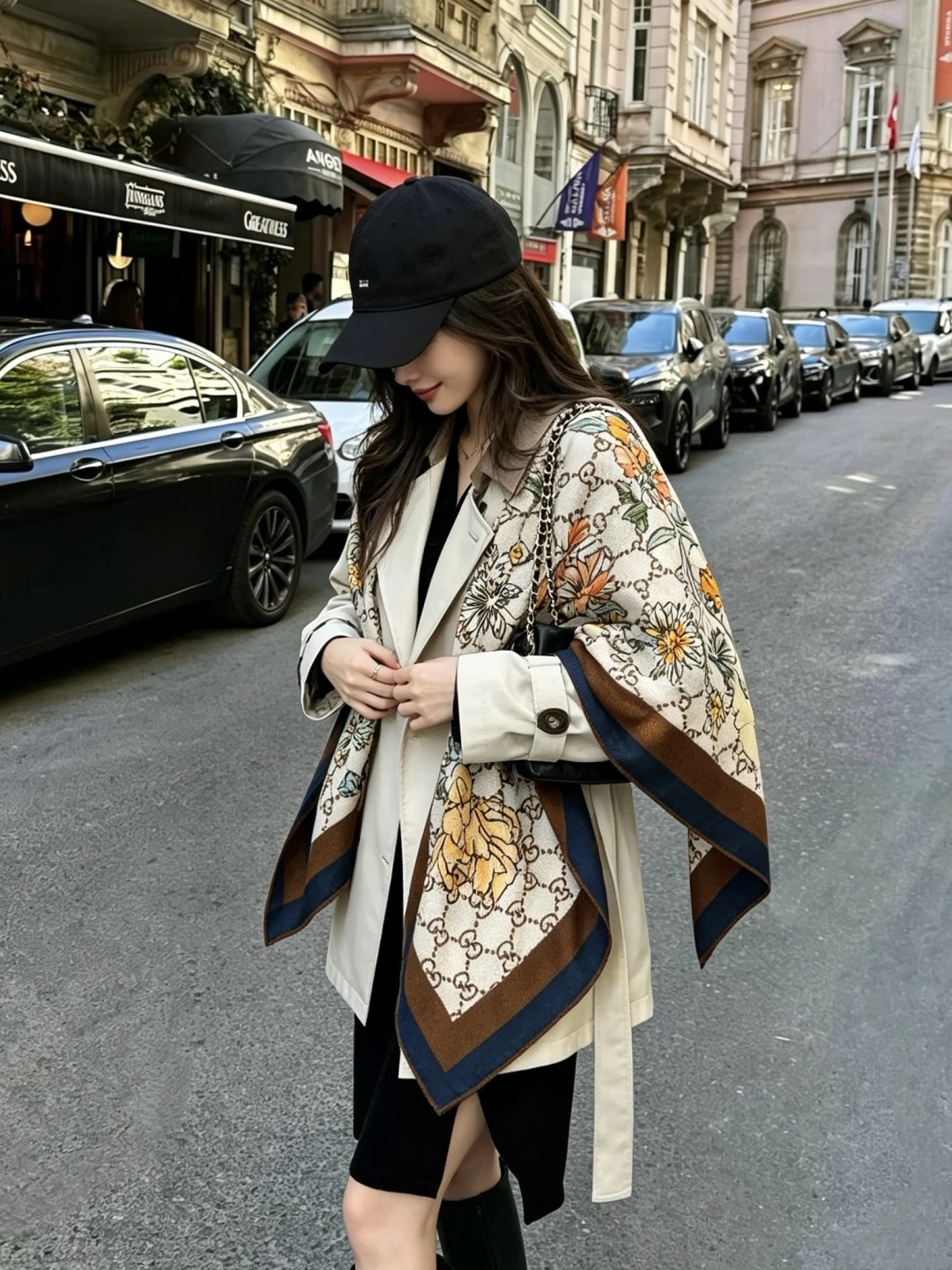 卸 。GUCCI(グッチ) スクエアスカーフ。カラー:ホワイト。仕様:リバーシブル・プリント。サイズ:140×140cm。首元や肩掛けなど幅広いスタイリングに使いやすいデザインです