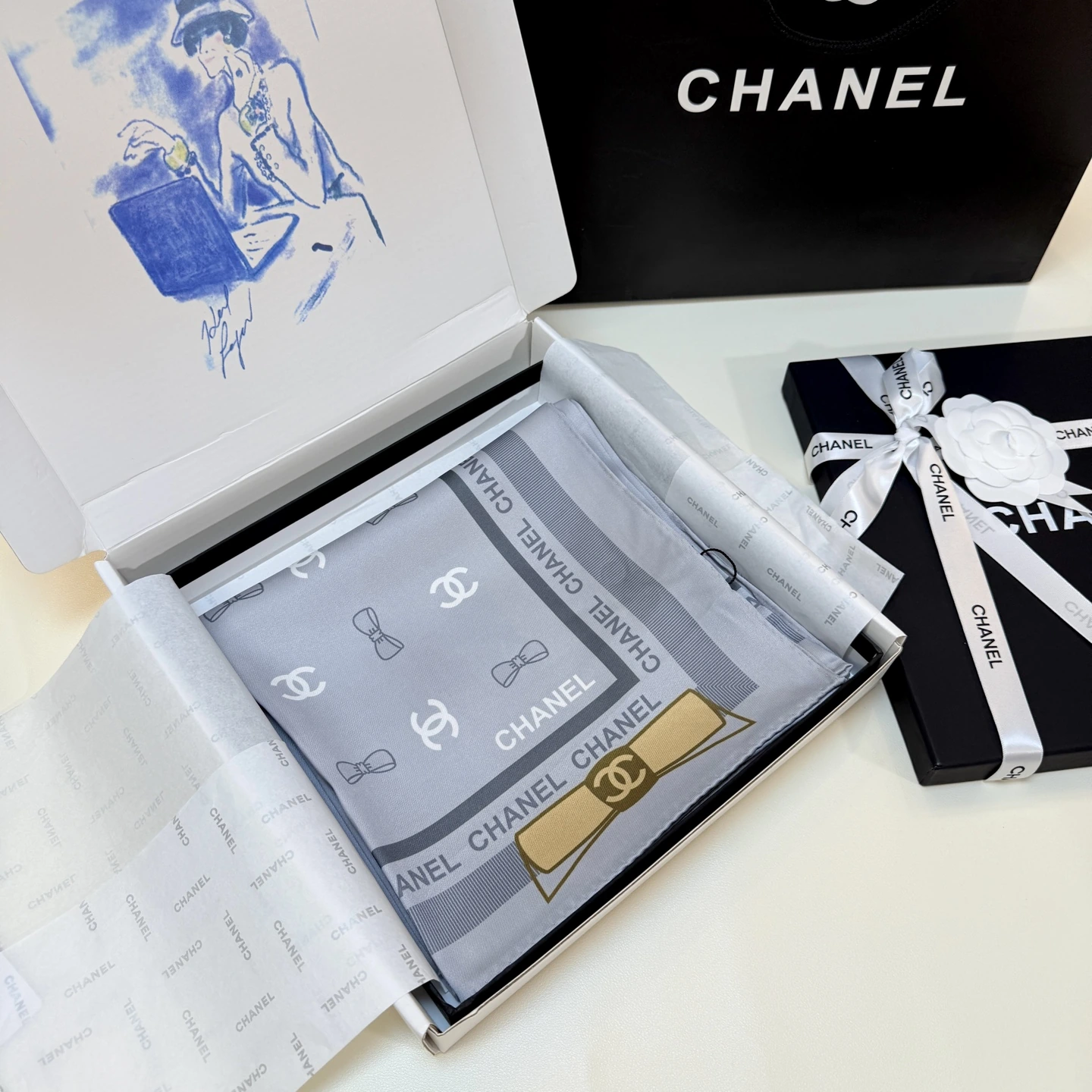 卸 。CHANEL（シャネル） スクエアスカーフ。素材：シルク100%。仕様：ジャカード。サイズ：90×90cm。首元や肩掛けなど幅広いスタイリングに使いやすいデザインです