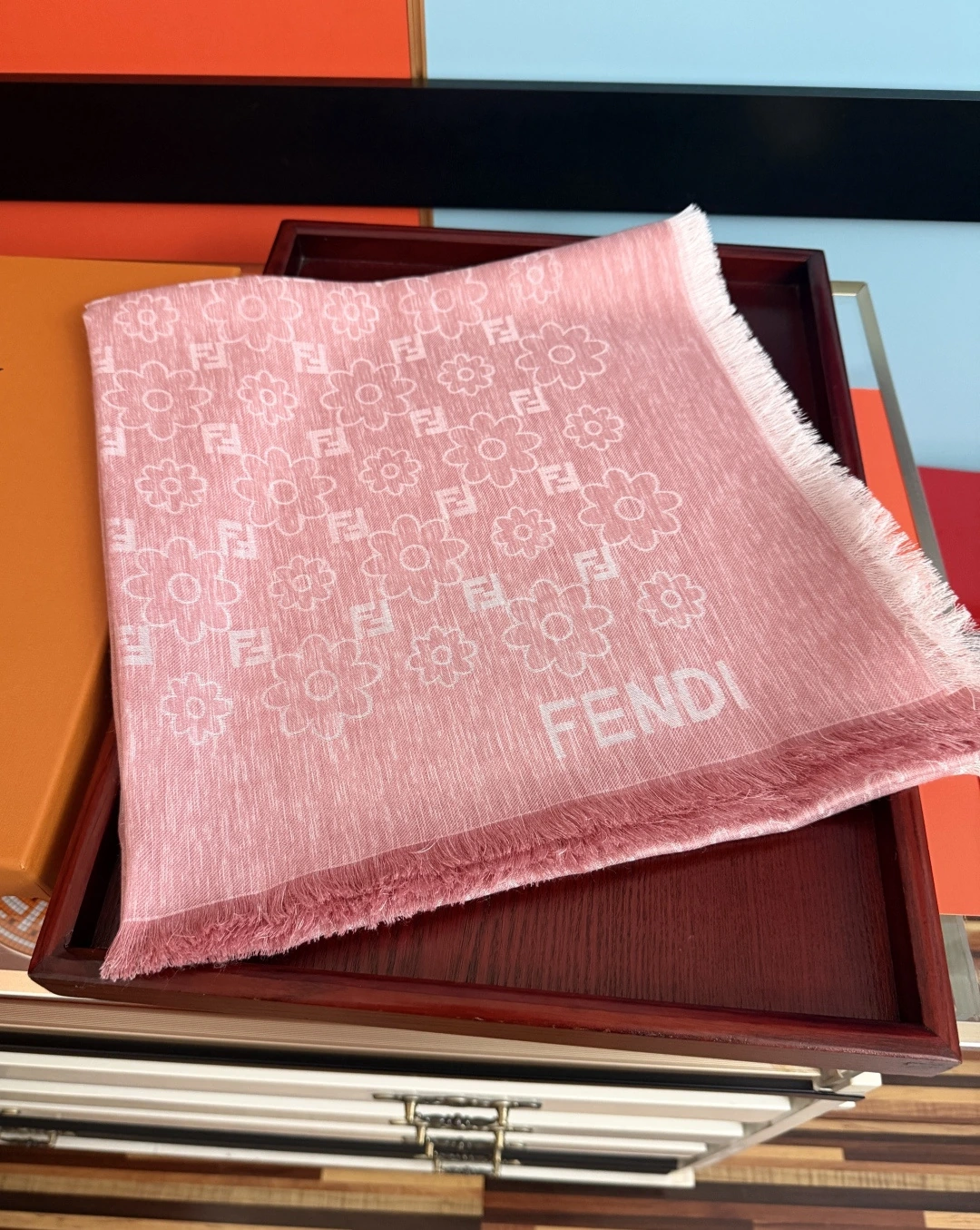 FENDI(フェンディ) ショール。モデル:16。素材:カシミヤ。仕様:リバーシブル・ジャカード。サイズ:140×140cm。ポイント:新作。首元や肩掛けなど幅広いスタイリングに使いやすいデザインです