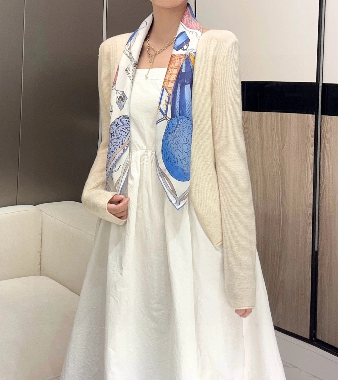 卸 。Louis Vuitton(ルイ・ヴィトン / LV) スクエアスカーフ。素材:シルク100%。仕様:リバーシブル・Monogram。サイズ:90×90cm。ポイント:上質仕様。首元や肩掛けなど幅広いスタイリングに使いやすいデザインです