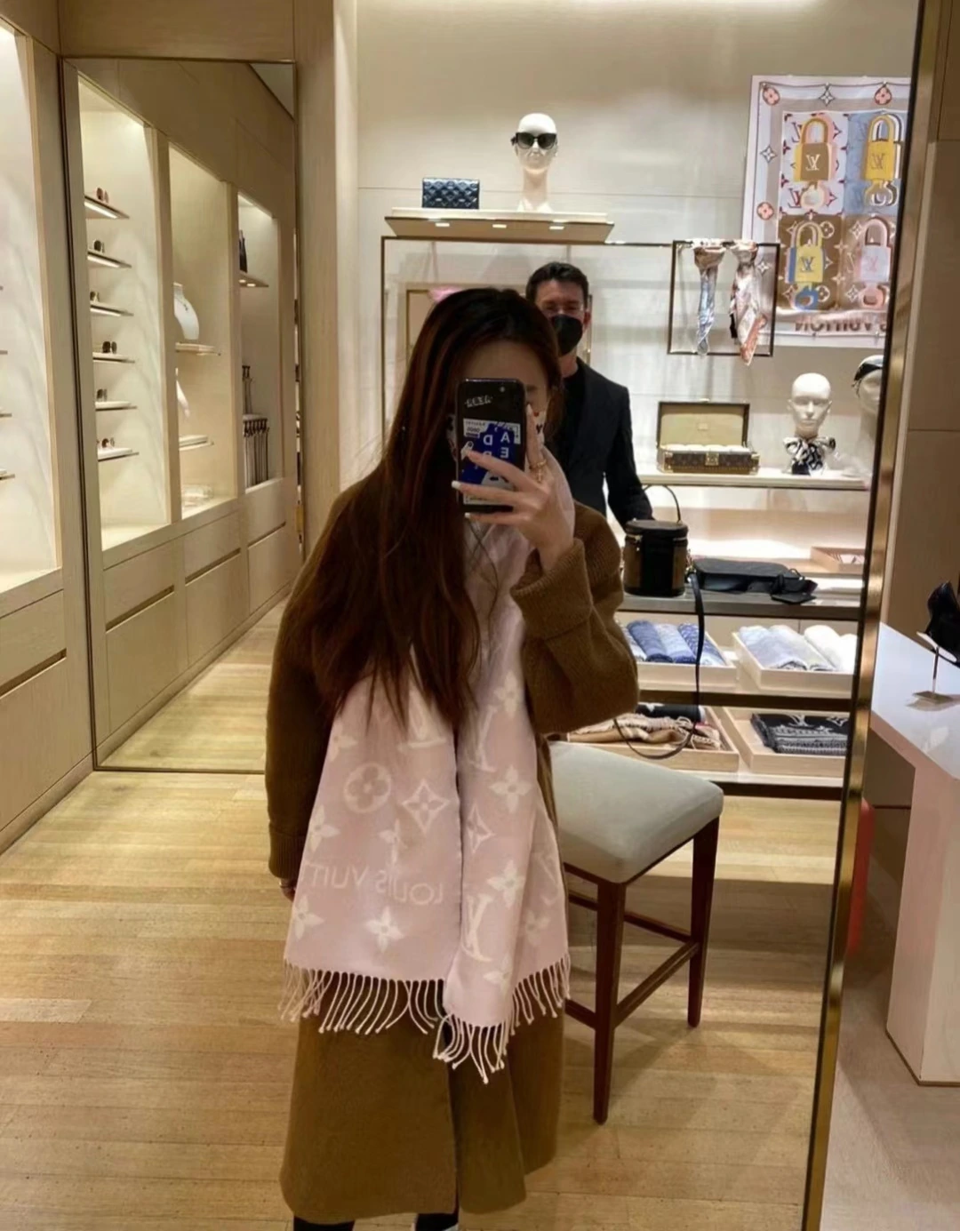 Louis Vuitton(ルイ・ヴィトン / LV) マフラー/ショール。素材:ウール100%。仕様:フリンジ・Monogram。サイズ:186×34cm。首元や肩掛けなど幅広いスタイリングに使いやすいデザインです