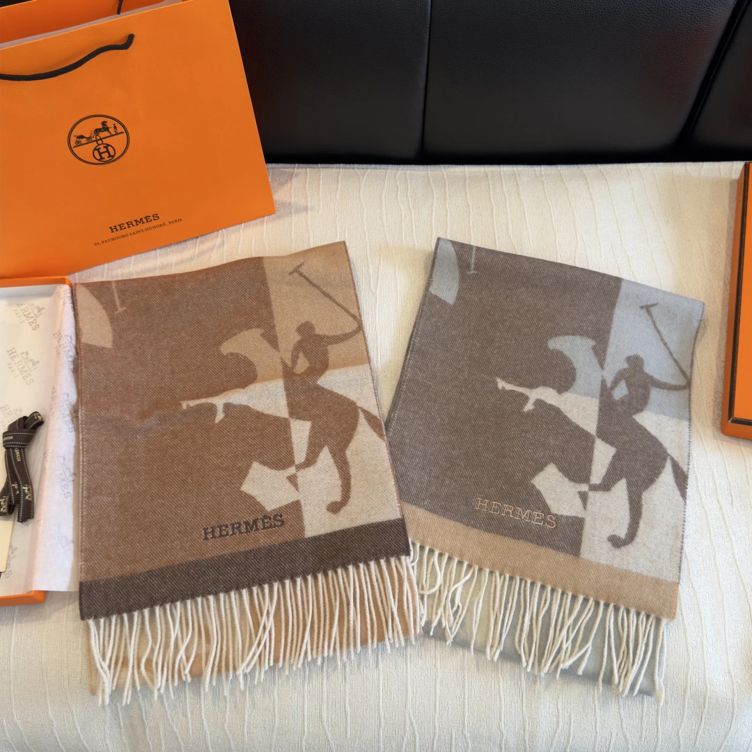 卸 。HERMÈS（エルメス） マフラー。仕様：リバーシブル。サイズ：35×200cm。首元や肩掛けなど幅広いスタイリングに使いやすいデザインです