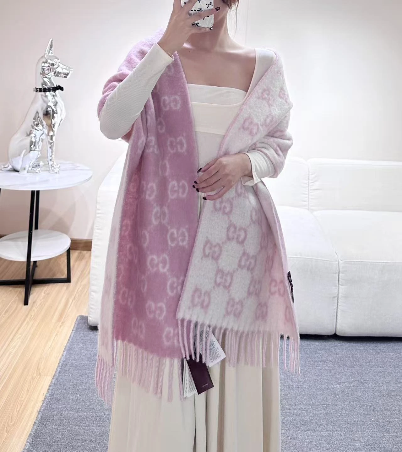 卸 。GUCCI(グッチ) マフラー。素材:ウール。仕様:ジャカード・フリンジ。ポイント:オリジナル仕様・新作。首元や肩掛けなど幅広いスタイリングに使いやすいデザインです