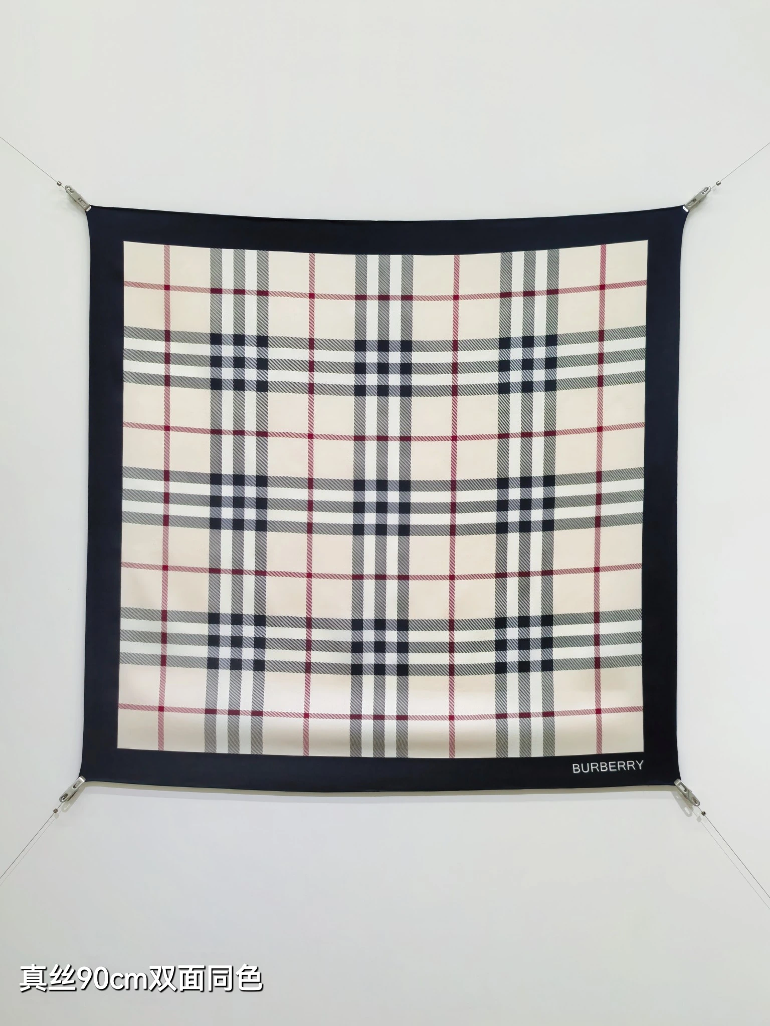 卸 。Burberry(バーバリー) マフラー/ショール。素材:シルク。仕様:リバーシブル。サイズ:90×90cm。首元や肩掛けなど幅広いスタイリングに使いやすいデザインです