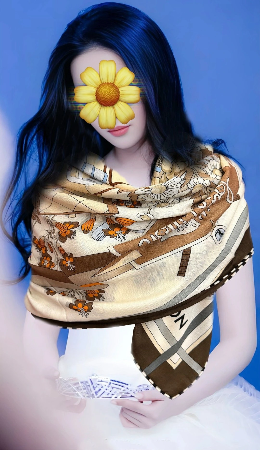 Louis Vuitton(ルイ・ヴィトン / LV) シルクスカーフ。素材:シルク30%・カシミヤ。サイズ:135×135cm。ポイント:新作。首元、ヘアアレンジ、バッグのアクセントなど幅広く使えるデザインです