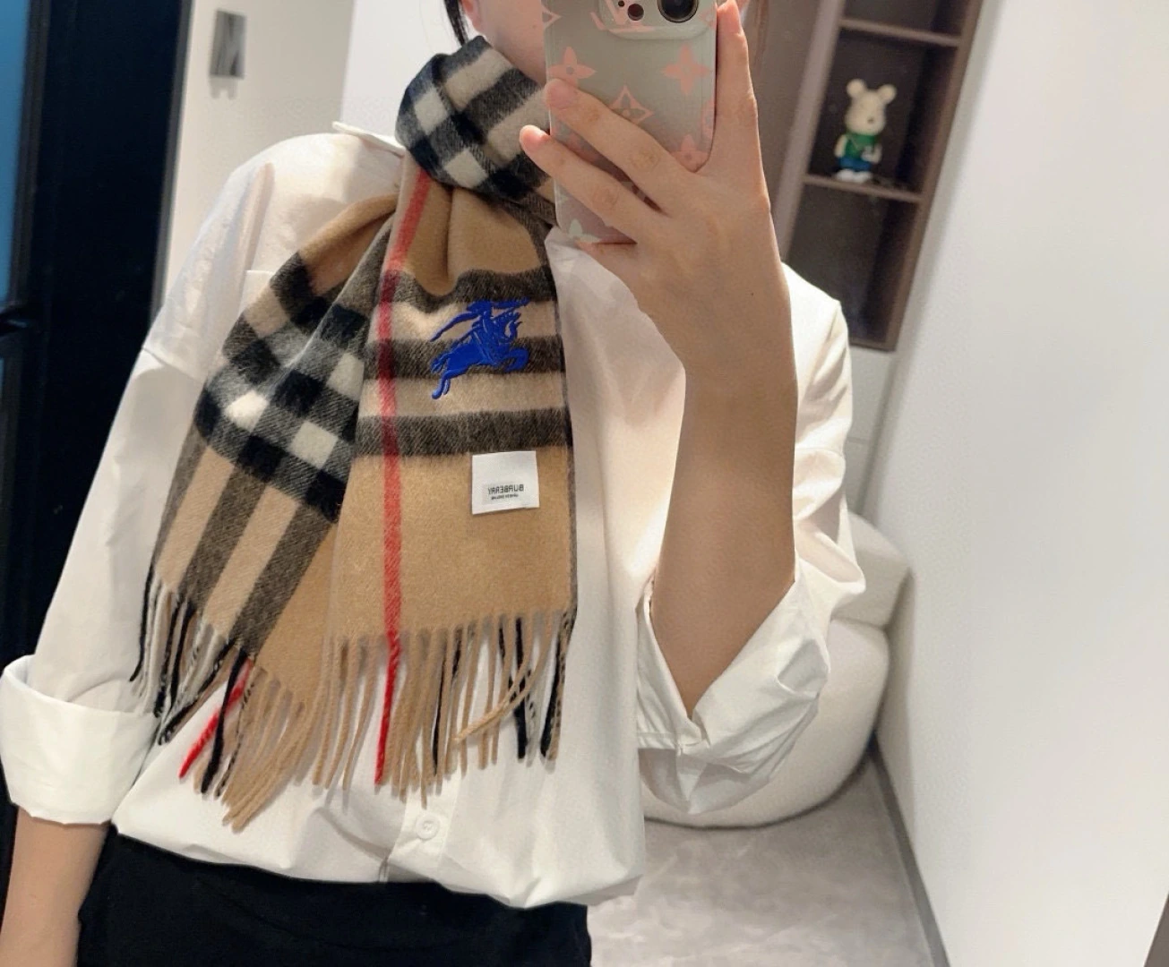 卸 。Burberry(バーバリー) マフラー。仕様:リバーシブル。サイズ:30×180cm。首元や肩掛けなど幅広いスタイリングに使いやすいデザインです