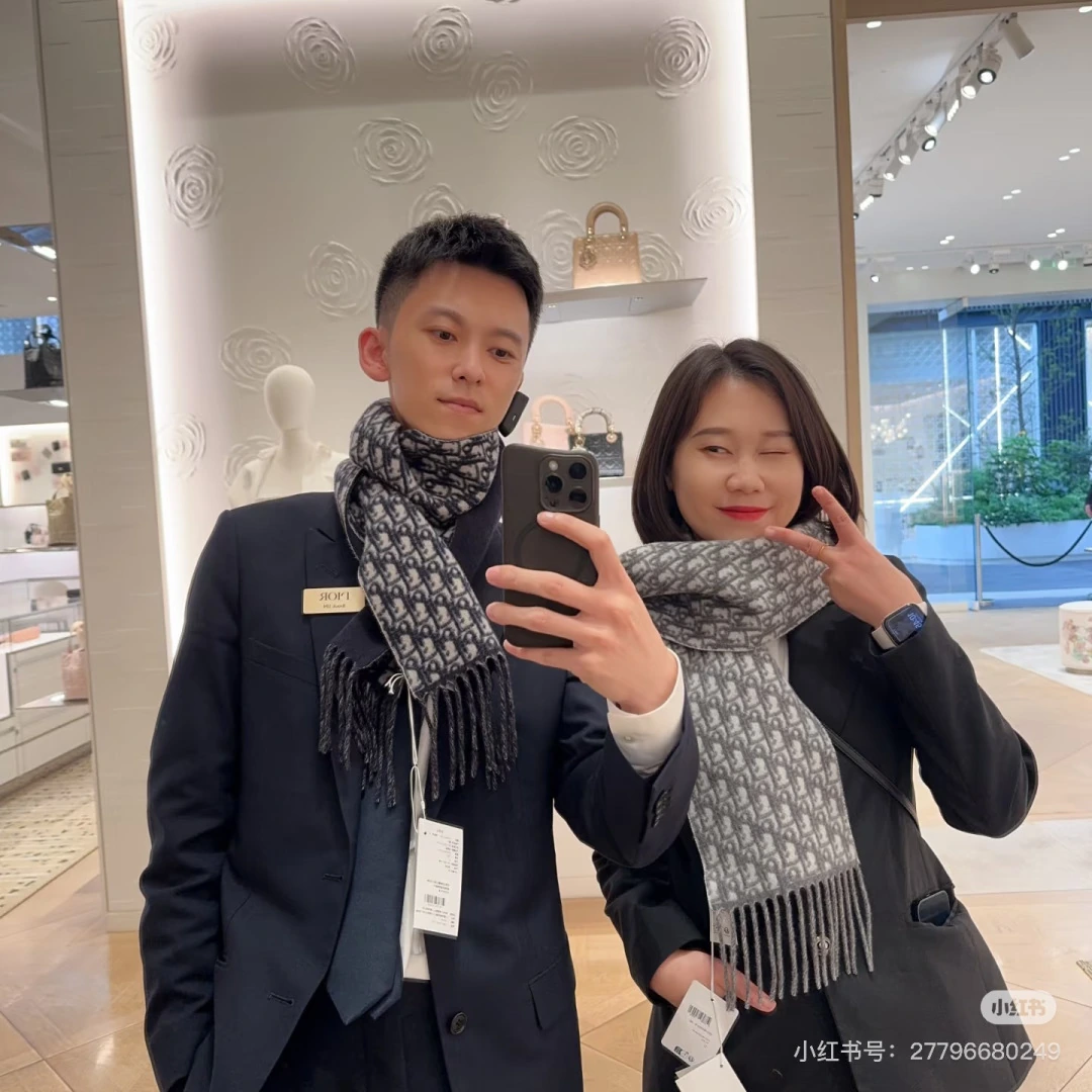 卸 。Dior(ディオール) マフラー。素材:カシミヤ100%。仕様:Monogram。サイズ:13110×18cm。首元や肩掛けなど幅広いスタイリングに使いやすいデザインです