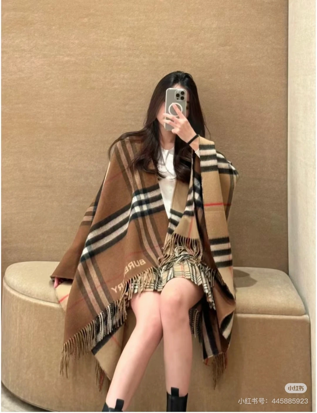 卸 。Burberry(バーバリー) ケープ。モデル:16。素材:カシミヤ95%・ウール5%。仕様:リバーシブル・ジャカード・チェック柄。サイズ:140×140.95cm。ポイント:オリジナル仕様・新作。羽織りやショール感覚で使え、秋冬のスタイリングに合わせやすいデザインです