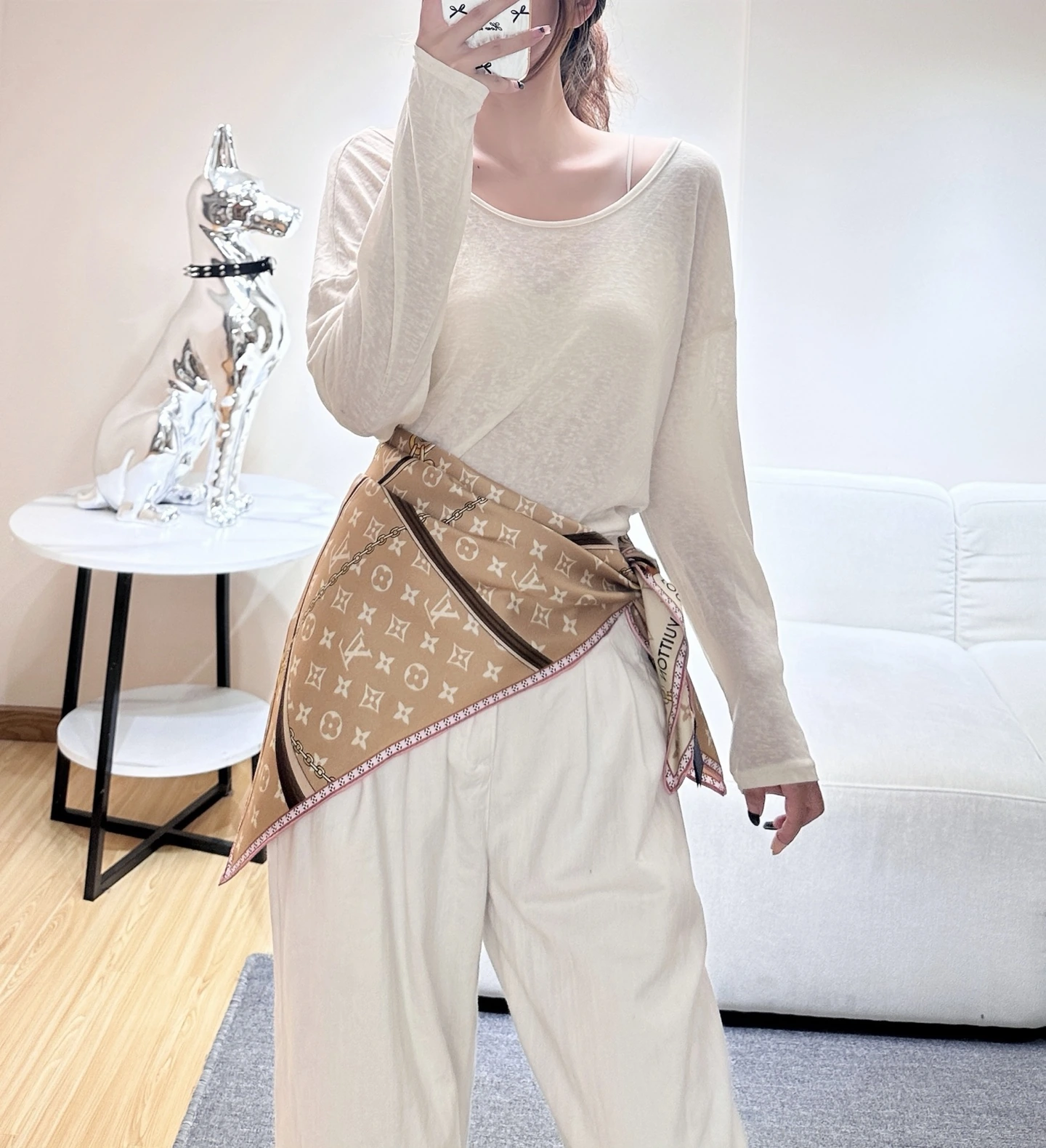 卸 。Louis Vuitton(ルイ・ヴィトン / LV) スクエアスカーフ。素材:シルク100%。仕様:Monogram。サイズ:88×88cm。首元や肩掛けなど幅広いスタイリングに使いやすいデザインです