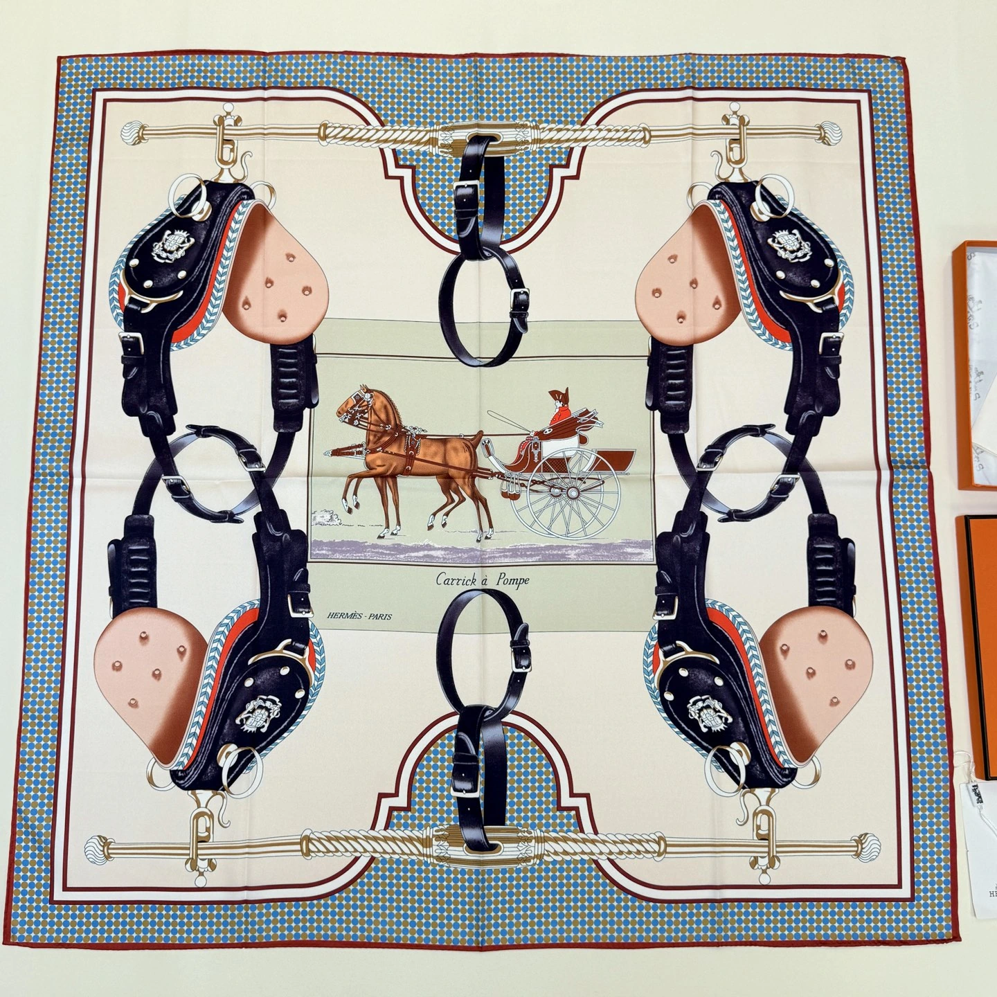 卸 。HERMÈS（エルメス） スクエアスカーフ。素材：シルク100%。サイズ：90×90cm。首元や肩掛けなど幅広いスタイリングに使いやすいデザインです