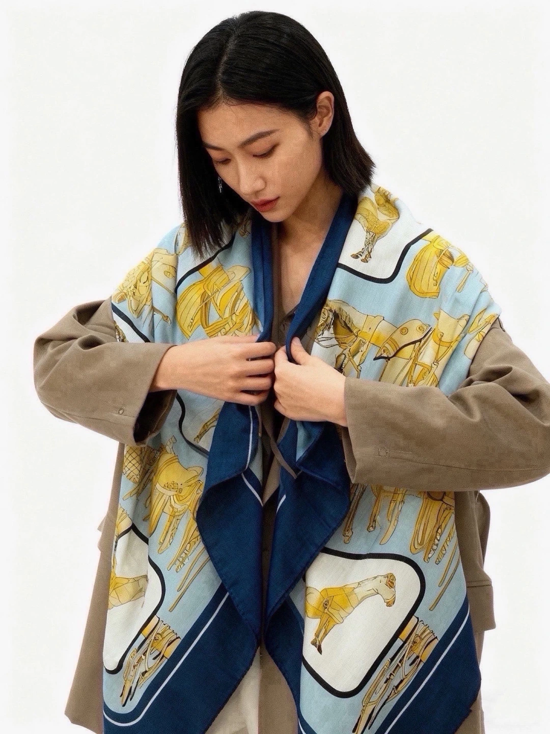 卸 。GUCCI(グッチ) ショール。素材:シルク30%・カシミヤ70%・ウール。仕様:リバーシブル・プリント。首元や肩掛けなど幅広いスタイリングに使いやすいデザインです