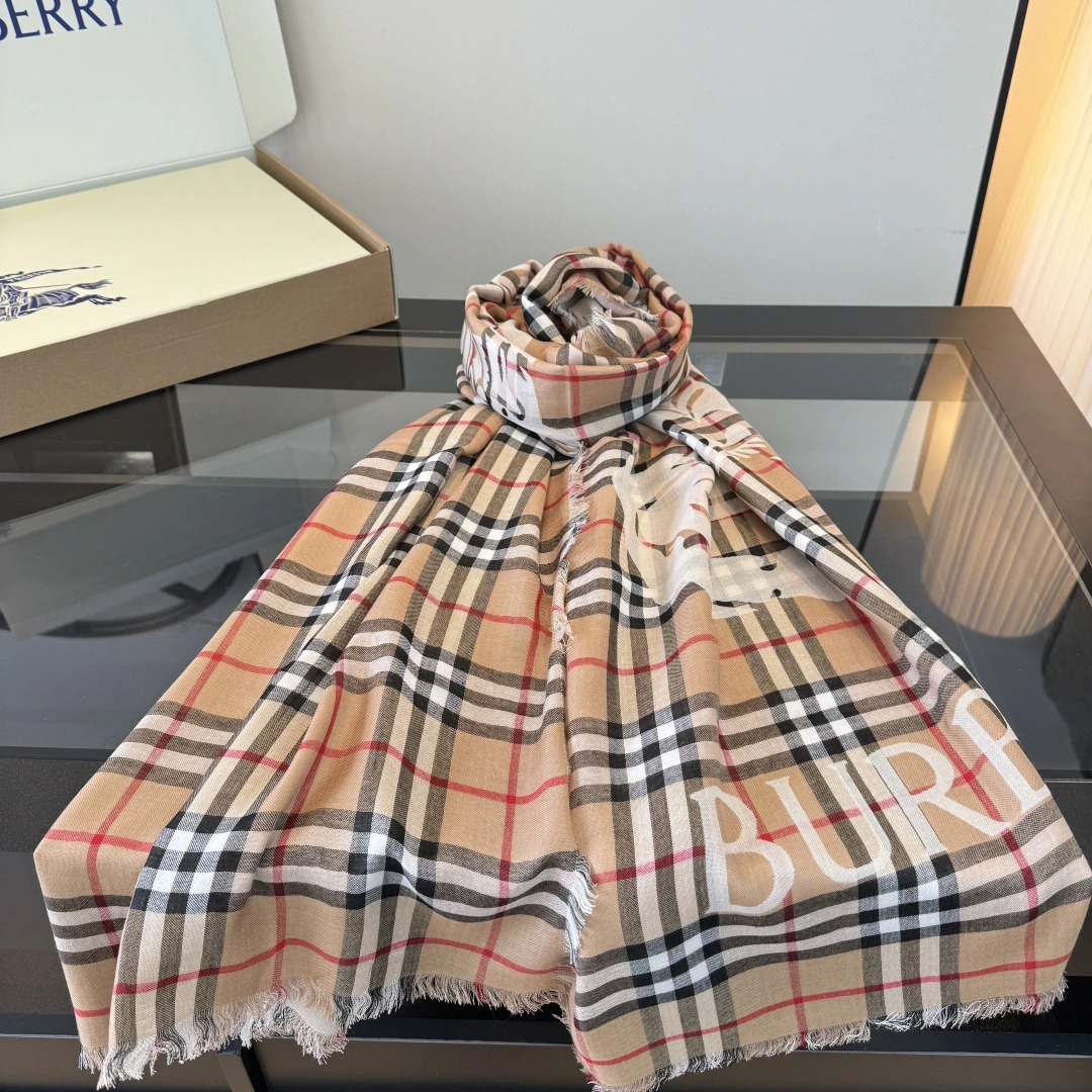 卸 。Burberry(バーバリー) マフラー。素材:ウール。仕様:リバーシブル・ジャカード。サイズ:180×70cm。ポイント:新作。首元や肩掛けなど幅広いスタイリングに使いやすいデザインです