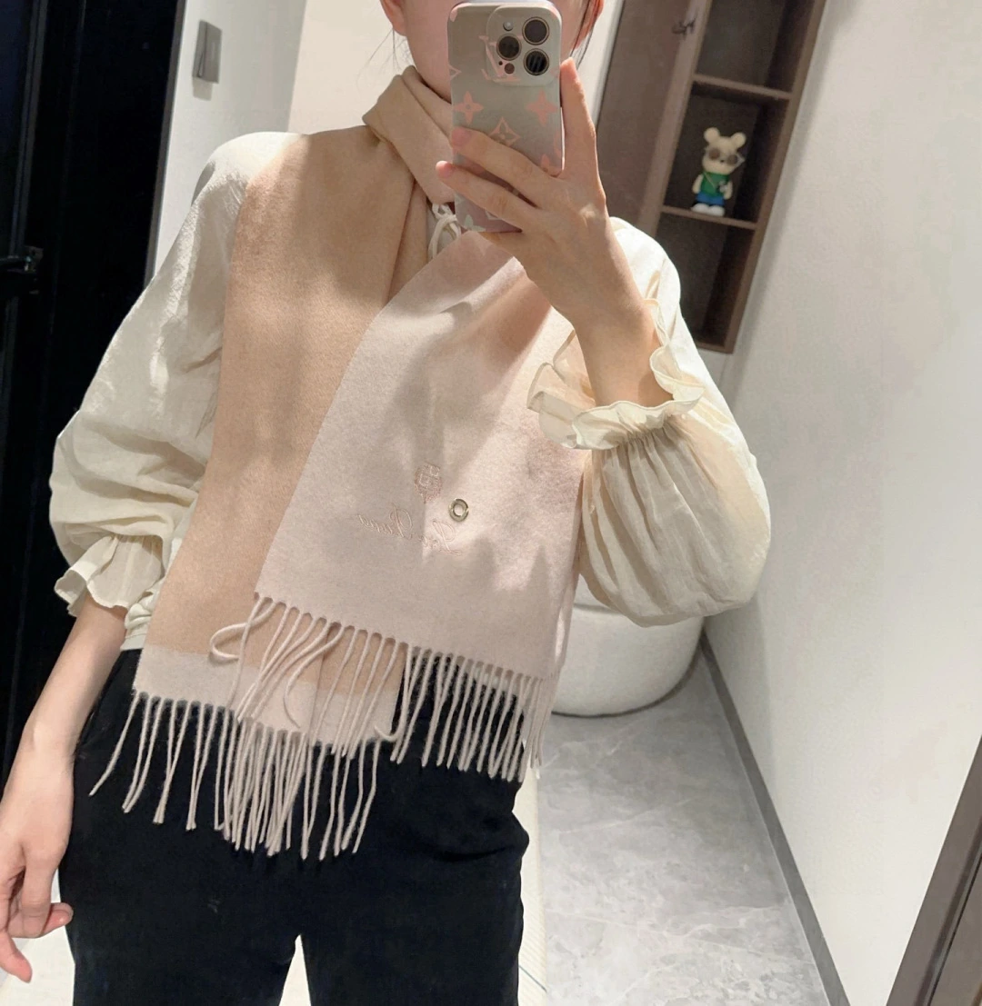 卸 。Loro Piana(ロロ・ピアーナ) ショール。素材:カシミヤ100%。仕様:チェック柄・巻き・肩掛けの2WAY。サイズ:30×180cm。ポイント:上質仕様。首元や肩掛けなど幅広いスタイリングに使いやすいデザインです