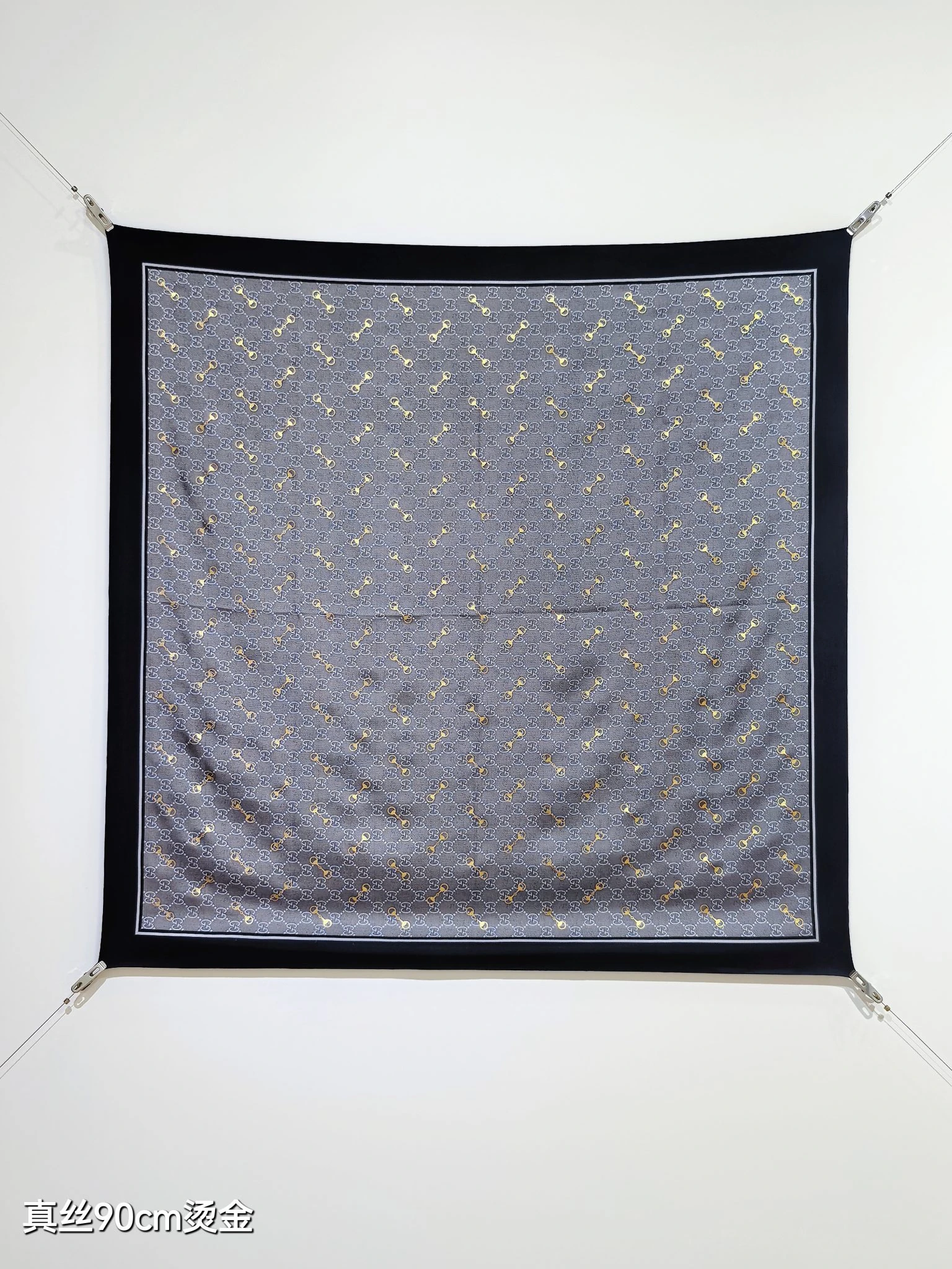 卸 。GUCCI（グッチ） マフラー／ショール。素材：シルク。サイズ：90×90cm。首元や肩掛けなど幅広いスタイリングに使いやすいデザインです