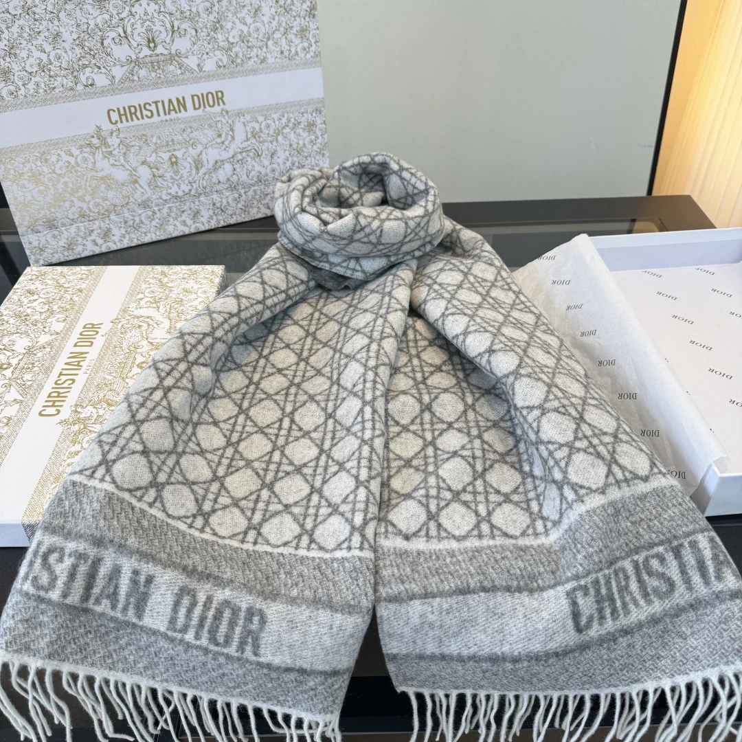 卸 。Dior（ディオール） ショール。素材：カシミヤ100%。仕様：リバーシブル・チェック柄・巻き・肩掛けの2WAY。ポイント：新作。首元や肩掛けなど幅広いスタイリングに使いやすいデザインです